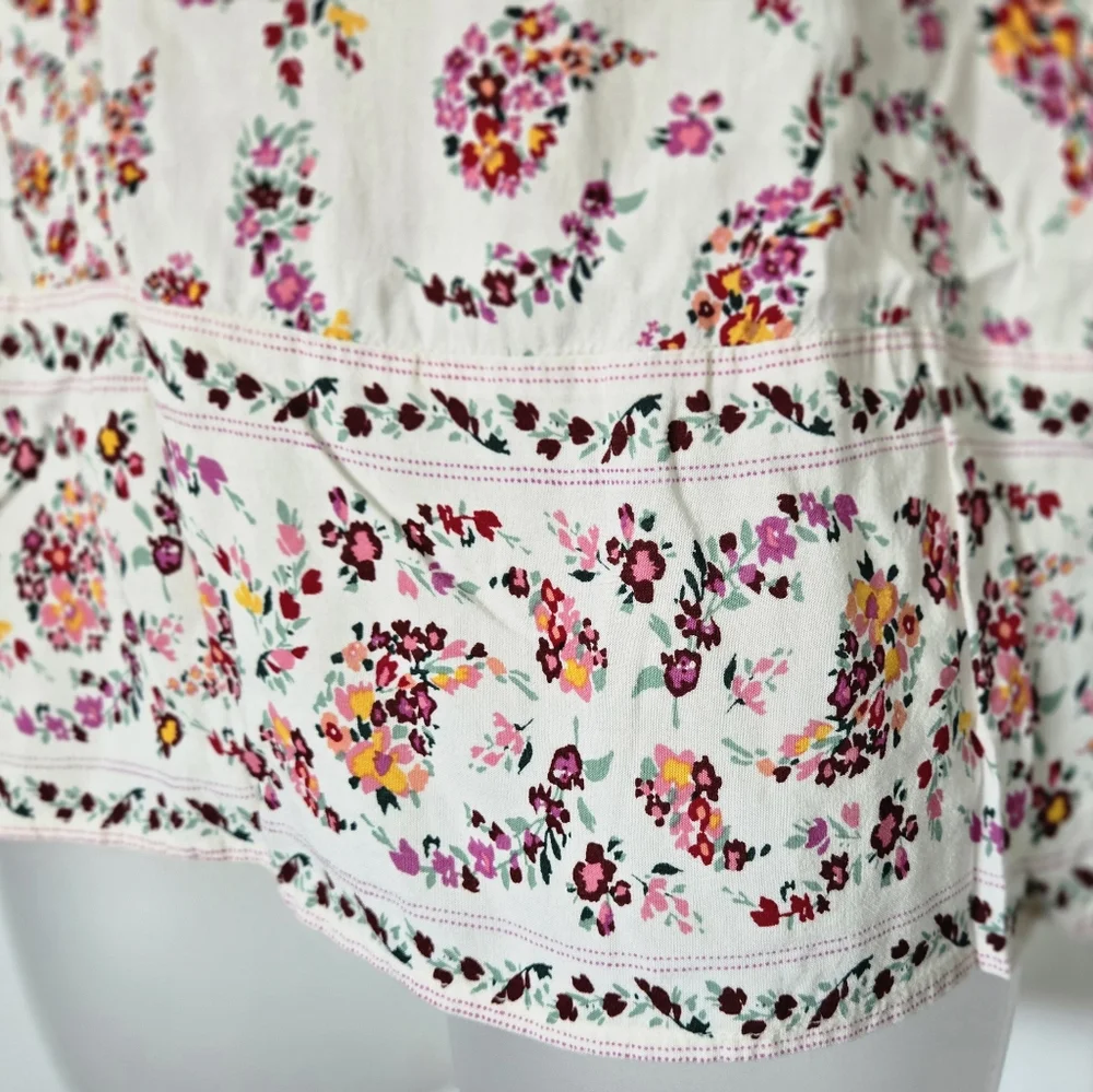 🐟🐟Old Navy Cream and Pink Floral V Neck Tank with Buttons Large 100% Rayon